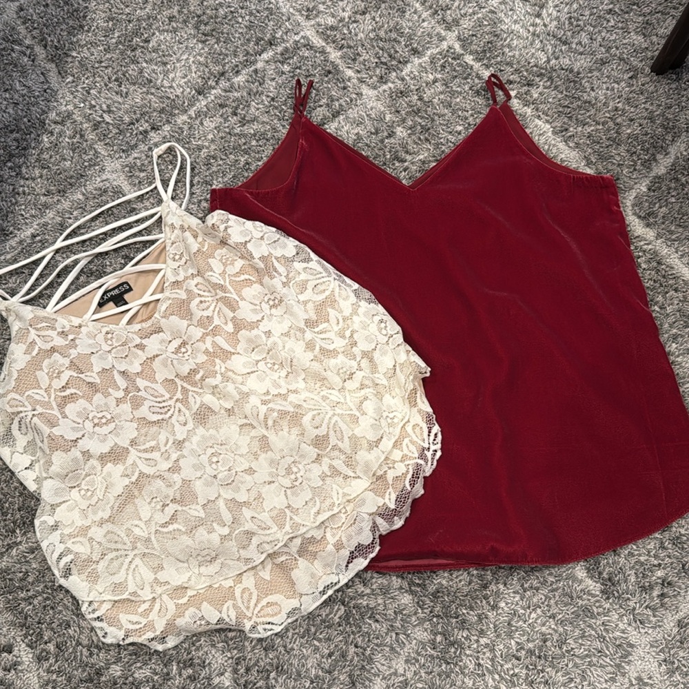 Express bundle tops
Size M
Red velvet and lace tops.